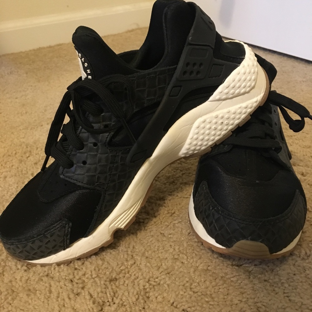 Nike Air Huarache women’s size 8.5 (fit like 7.5)